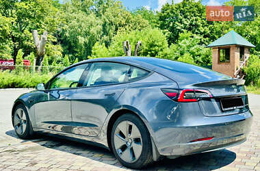 Седан Tesla Model 3 2022 в 
