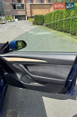 Седан Tesla Model 3 2021 в 