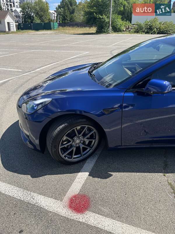 Седан Tesla Model 3 2022 в 