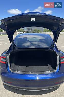 Седан Tesla Model 3 2022 в 