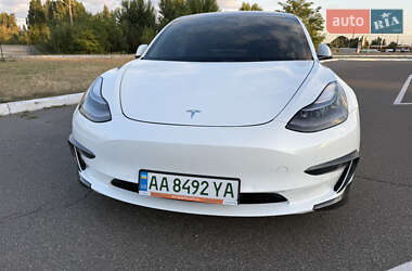 Седан Tesla Model 3 2022 в 