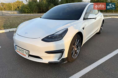 Седан Tesla Model 3 2022 в 