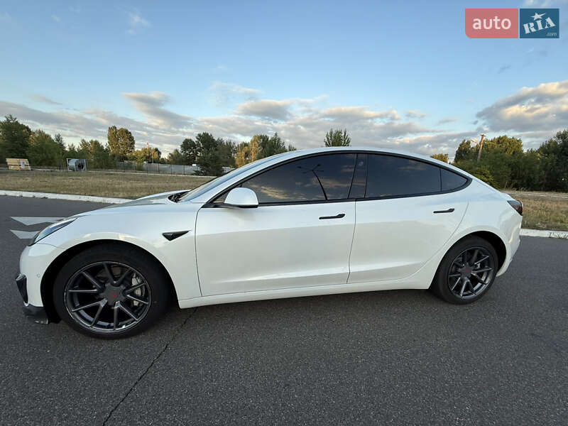 Седан Tesla Model 3 2022 в Киеве