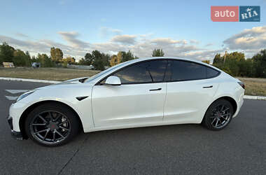 Седан Tesla Model 3 2022 в 