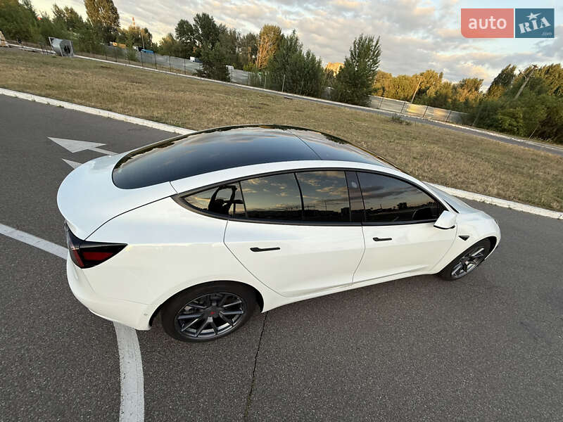 Седан Tesla Model 3 2022 в Киеве
