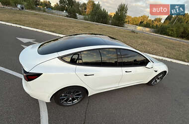 Седан Tesla Model 3 2022 в 