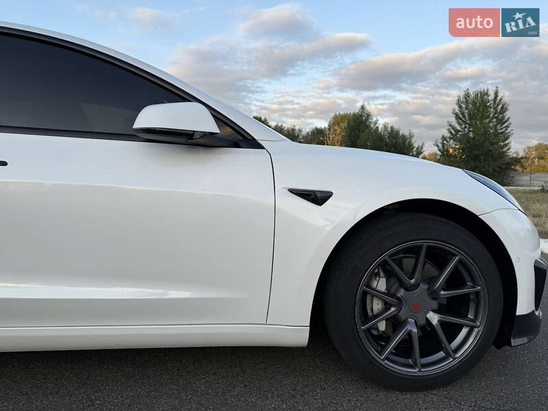 Седан Tesla Model 3 2022 в Киеве