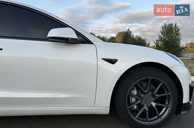 Седан Tesla Model 3 2022 в 