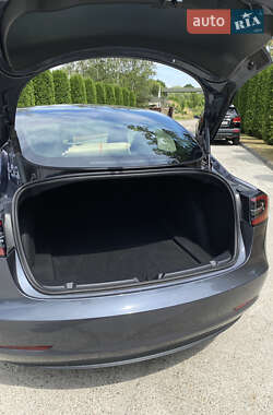 Седан Tesla Model 3 2023 в 