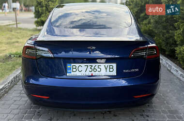 Седан Tesla Model 3 2022 в 