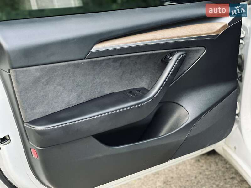 Седан Tesla Model 3 2023 в Дрогобыче