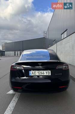 Седан Tesla Model 3 2022 в 