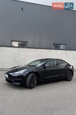 Седан Tesla Model 3 2022 в 