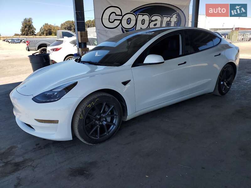 Седан Tesla Model 3 2023 в 