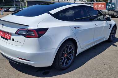 Седан Tesla Model 3 2022 в 