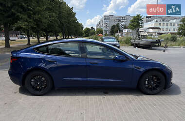 Седан Tesla Model 3 2022 в 