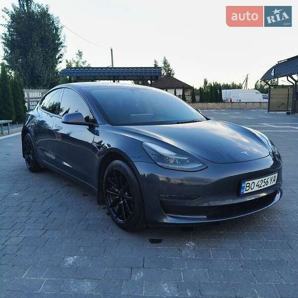 Седан Tesla Model 3 2022 в Почаєві