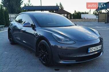 Седан Tesla Model 3 2022 в 