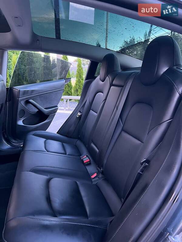 Седан Tesla Model 3 2022 в Почаєві