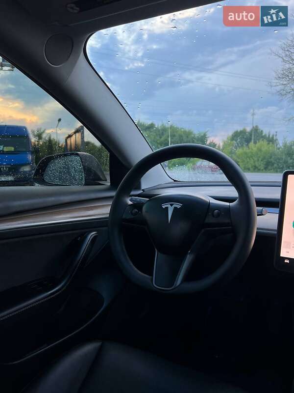 Седан Tesla Model 3 2022 в Почаєві
