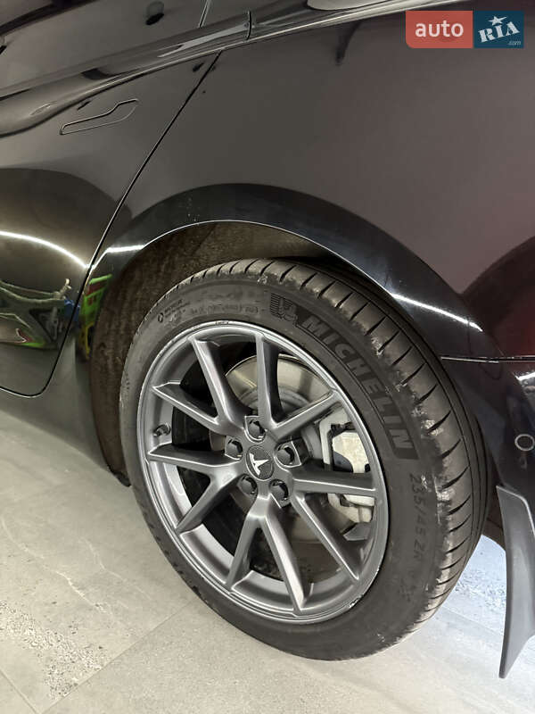Седан Tesla Model 3 2021 в Сумах