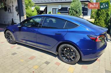 Седан Tesla Model 3 2022 в 