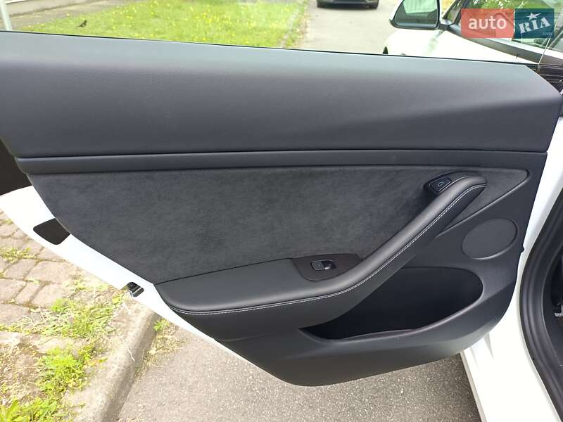 Седан Tesla Model 3 2021 в Броварах