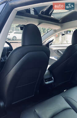 Седан Tesla Model 3 2023 в 