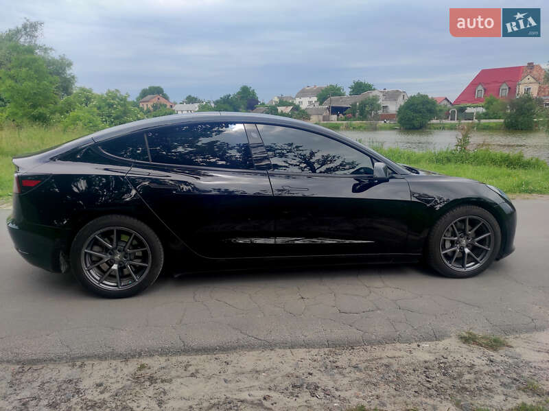 Седан Tesla Model 3 2021 в Львове