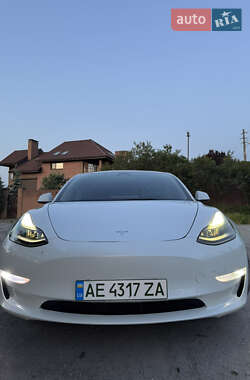 Седан Tesla Model 3 2022 в 