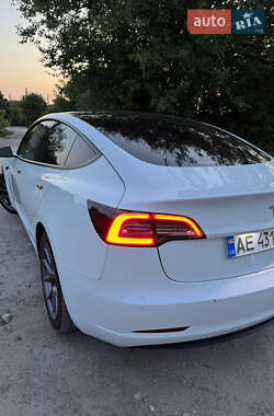 Седан Tesla Model 3 2022 в 