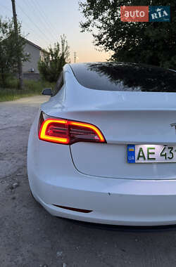 Седан Tesla Model 3 2022 в 