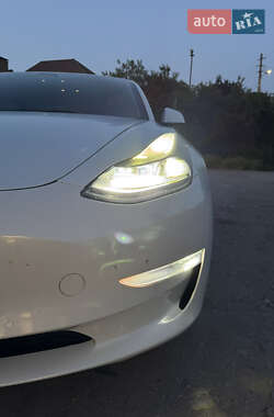 Седан Tesla Model 3 2022 в 