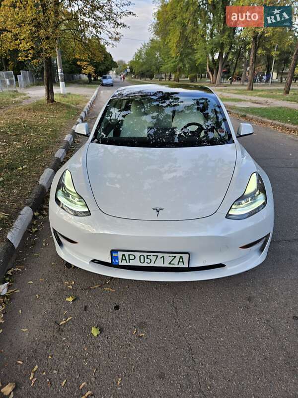 Седан Tesla Model 3 2021 в 