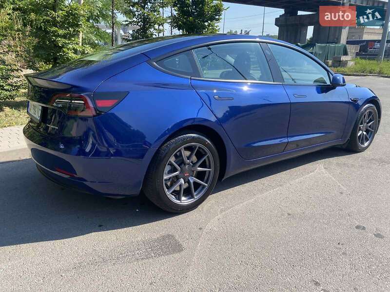 Седан Tesla Model 3 2023 в Києві