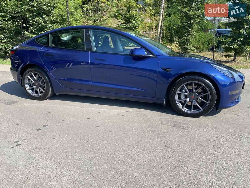 Седан Tesla Model 3 2023 в Києві