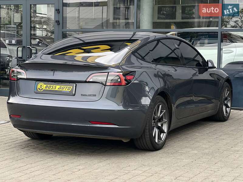 Седан Tesla Model 3 2023 в Івано-Франківську