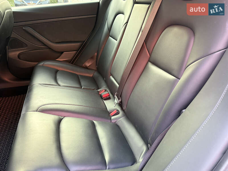 Седан Tesla Model 3 2020 в Луцке