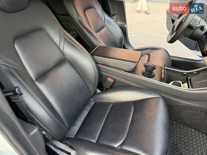 Седан Tesla Model 3 2020 в Луцке