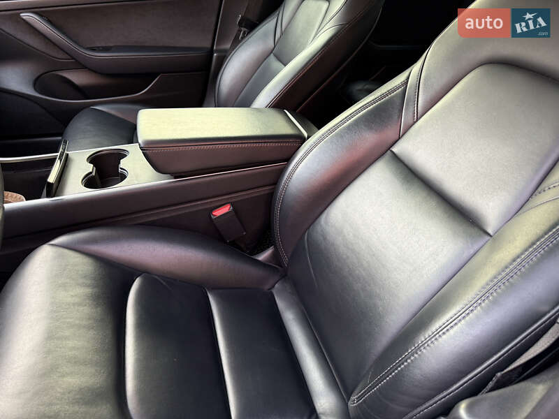 Седан Tesla Model 3 2020 в Луцке