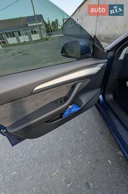 Седан Tesla Model 3 2022 в 