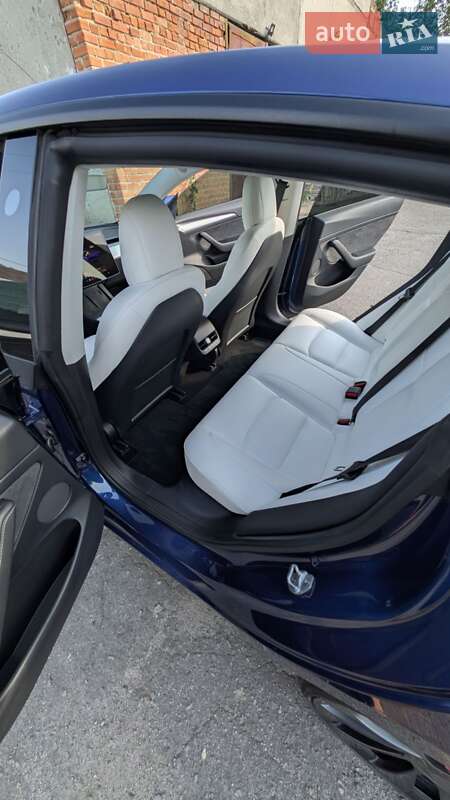 Седан Tesla Model 3 2022 в Миргороде