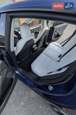 Седан Tesla Model 3 2022 в 