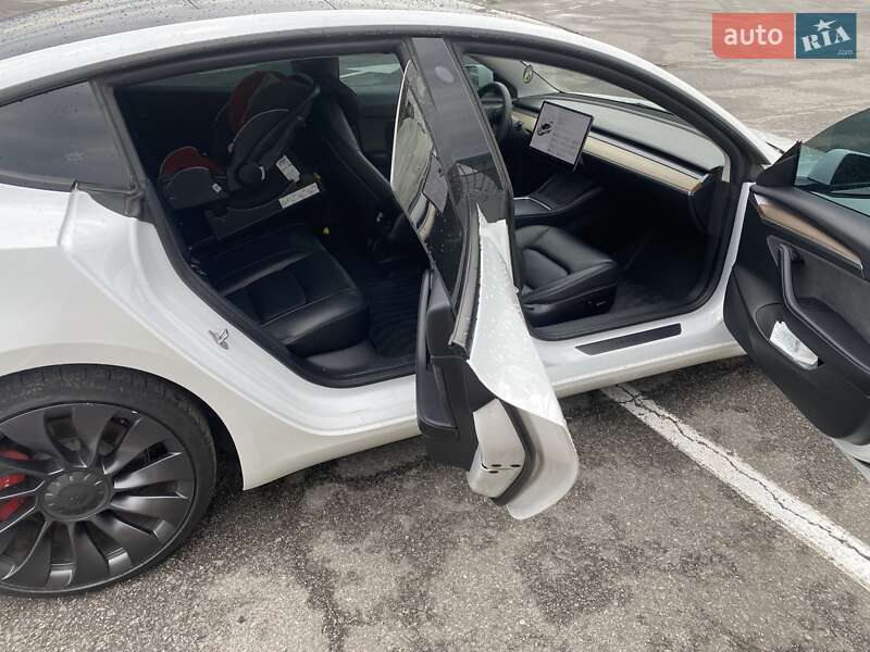 Седан Tesla Model 3 2022 в Ужгороді