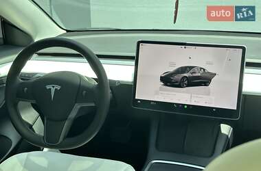 Седан Tesla Model 3 2022 в 