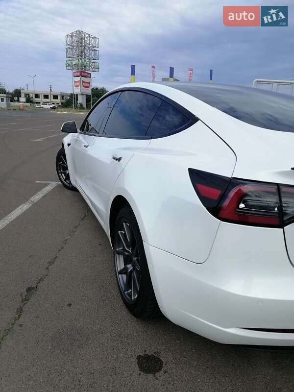 Седан Tesla Model 3 2020 в 