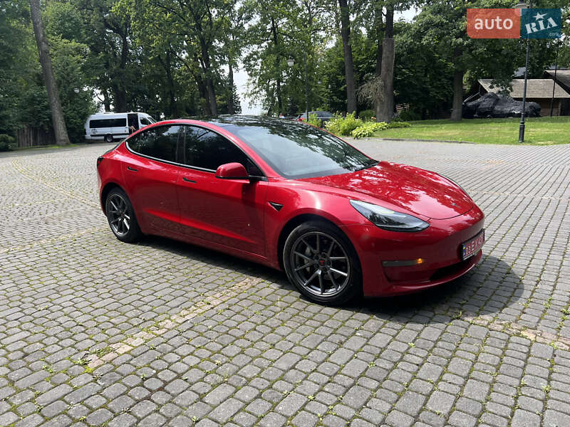 Седан Tesla Model 3 2022 в 