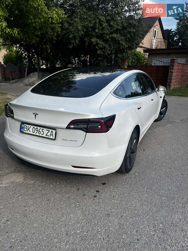 Седан Tesla Model 3 2019 в Києві