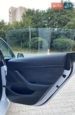 Седан Tesla Model 3 2020 в 