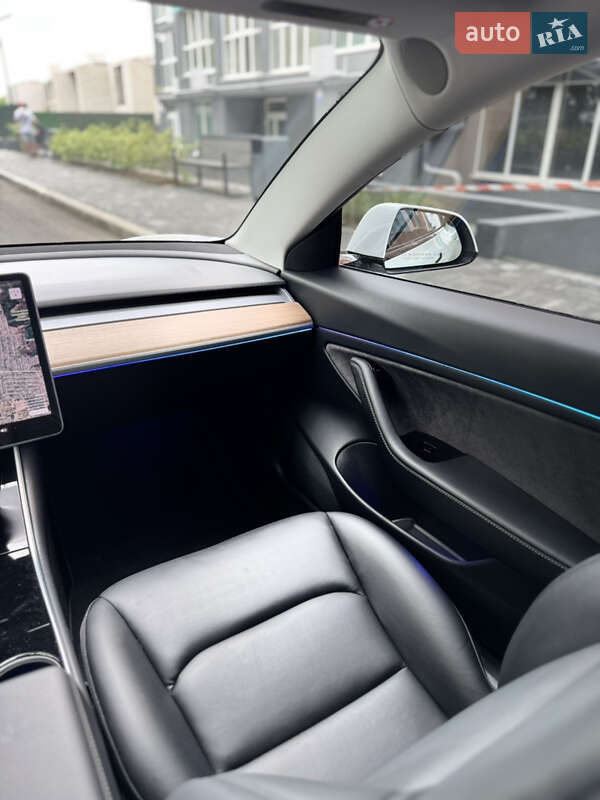 Седан Tesla Model 3 2018 в Чернігові